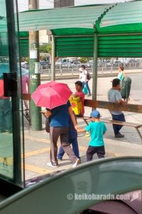 日傘のお母さんと子供