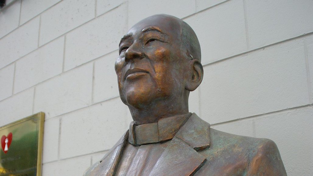 加藤神父銅像（エンマヌエル病院）